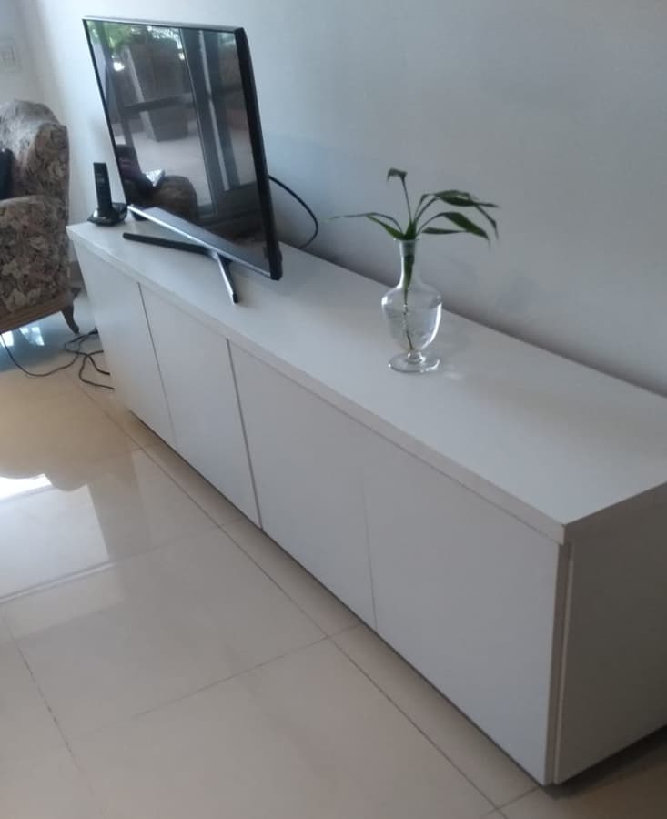 cómoda con cajones para tv en blanco laca con estanteria